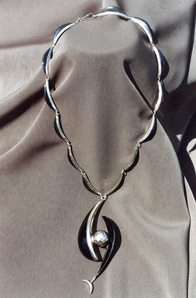 Кольє «Пісні моря». 1987. Білий метал, кування, обсидіан